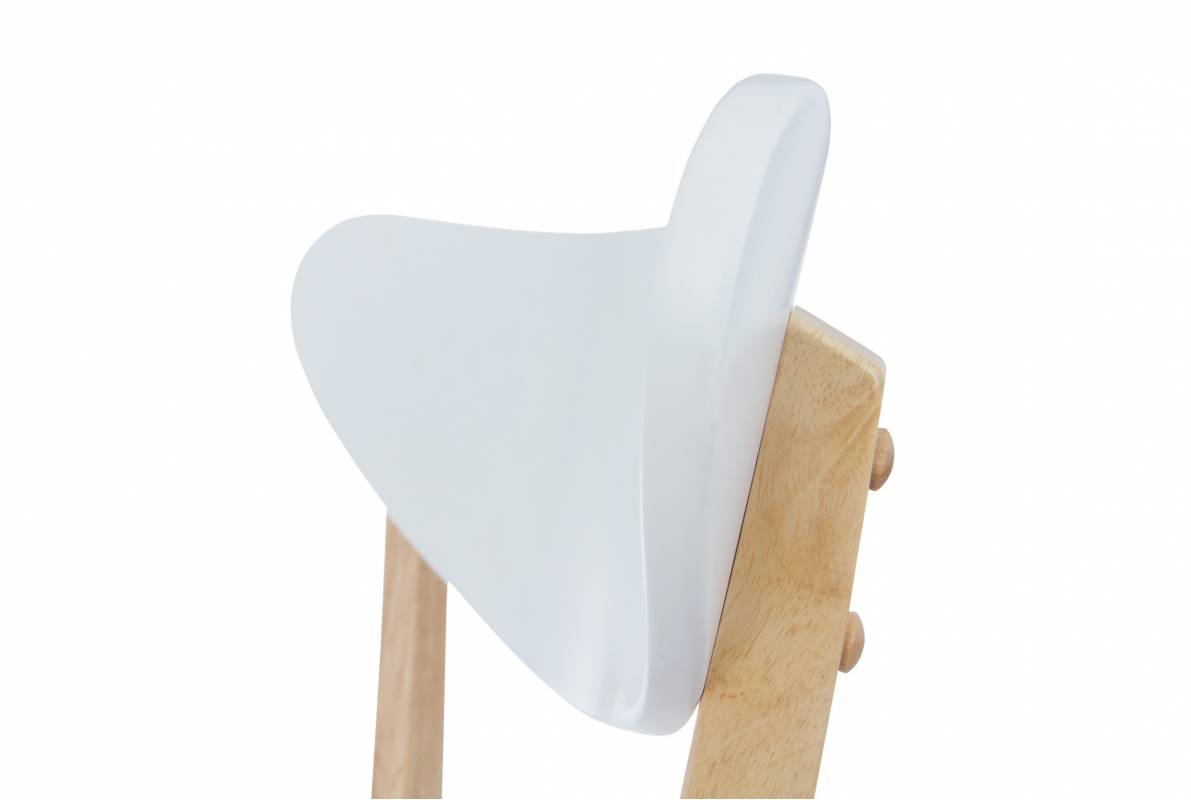 silla blanca de madera
